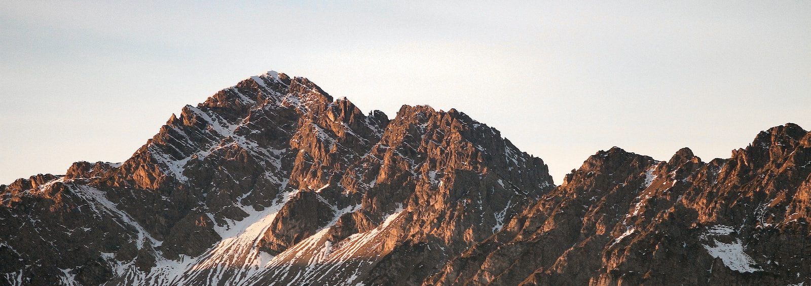 Berggipfel in der Abendsonne – Symbolbild für Ausblick und Klarheit